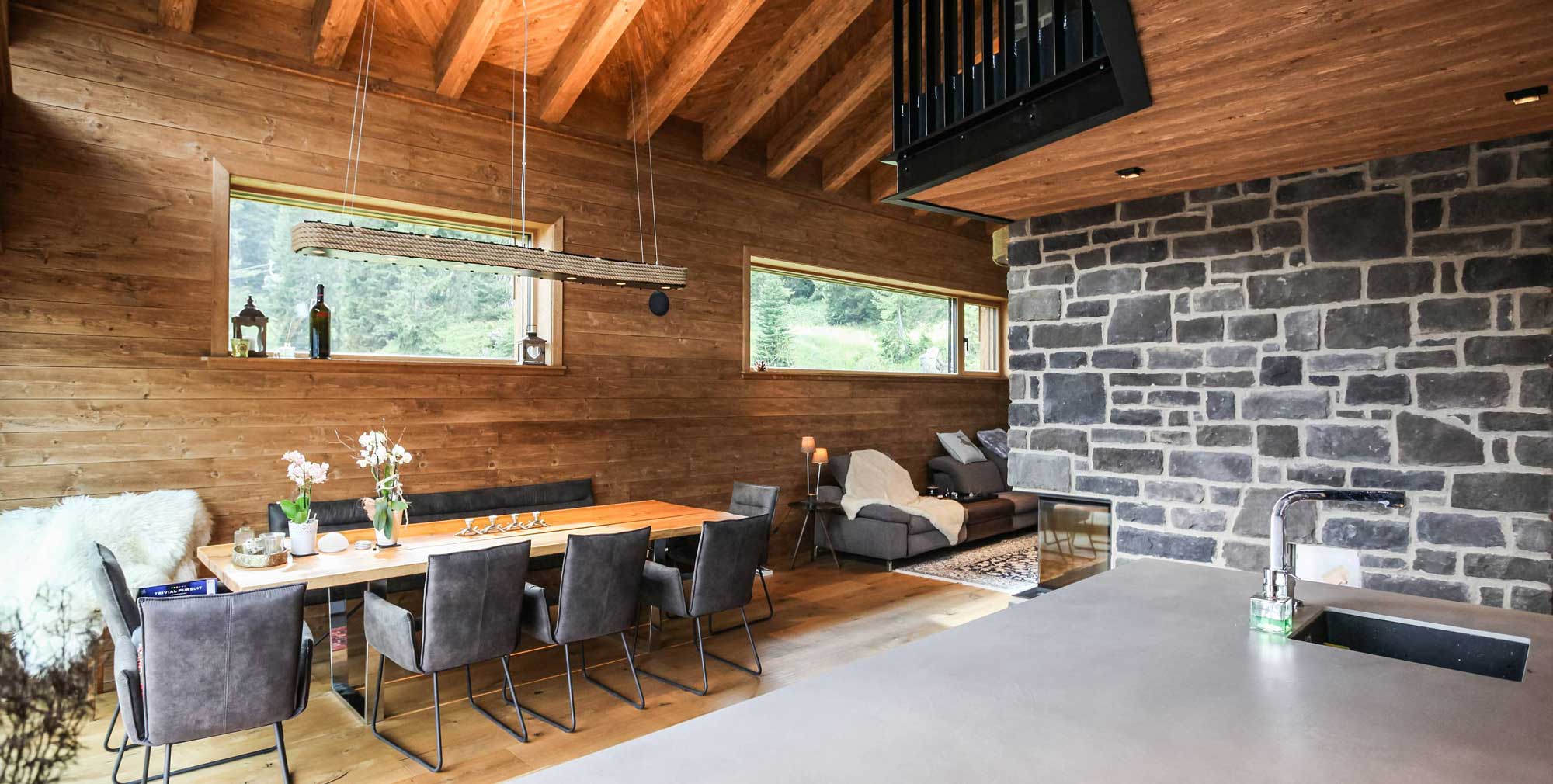 Alpines Innenraumdesign aus Kombination mit Holz und Stein| Inspiration | Neubau | Tirol, Arlberg