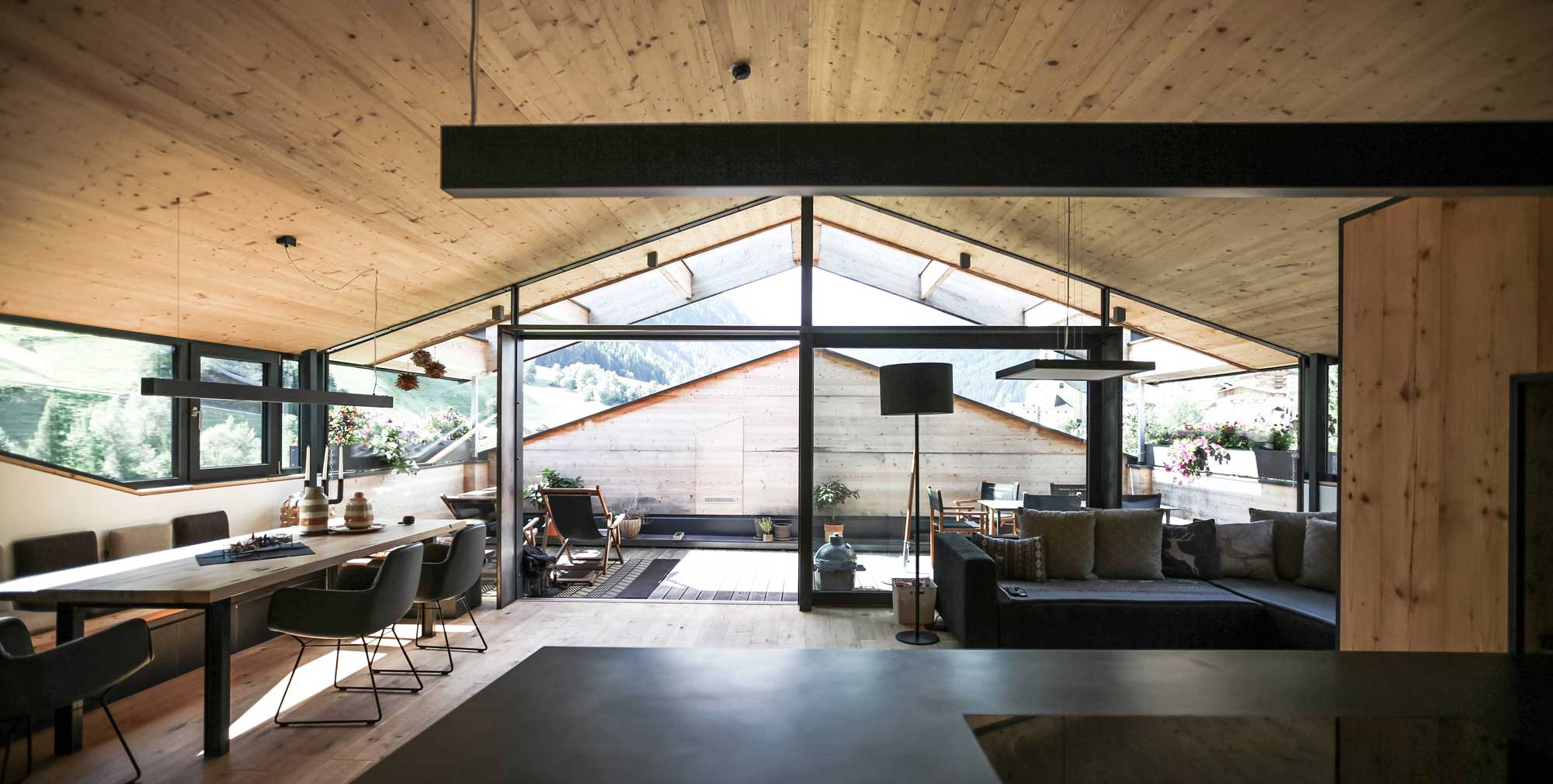 Modernes Innenraumdesign im Wohnbereich in Dachgeschosswohnung | Aufstockung von Hotel | Architekturbüro Innsbruck