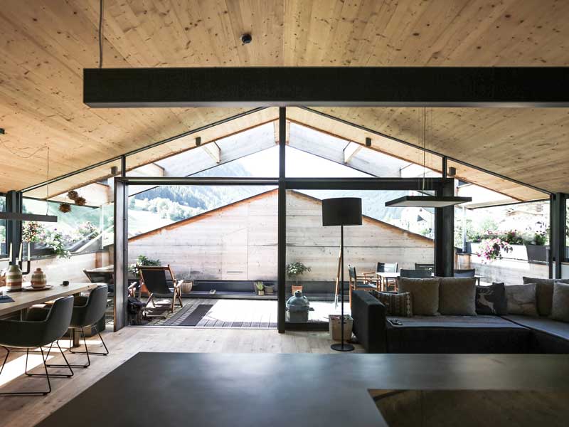 Modernes Innenraumdesign im Wohnbereich in Dachgeschosswohnung | Aufstockung von Hotel | Architekturbüro Innsbruck