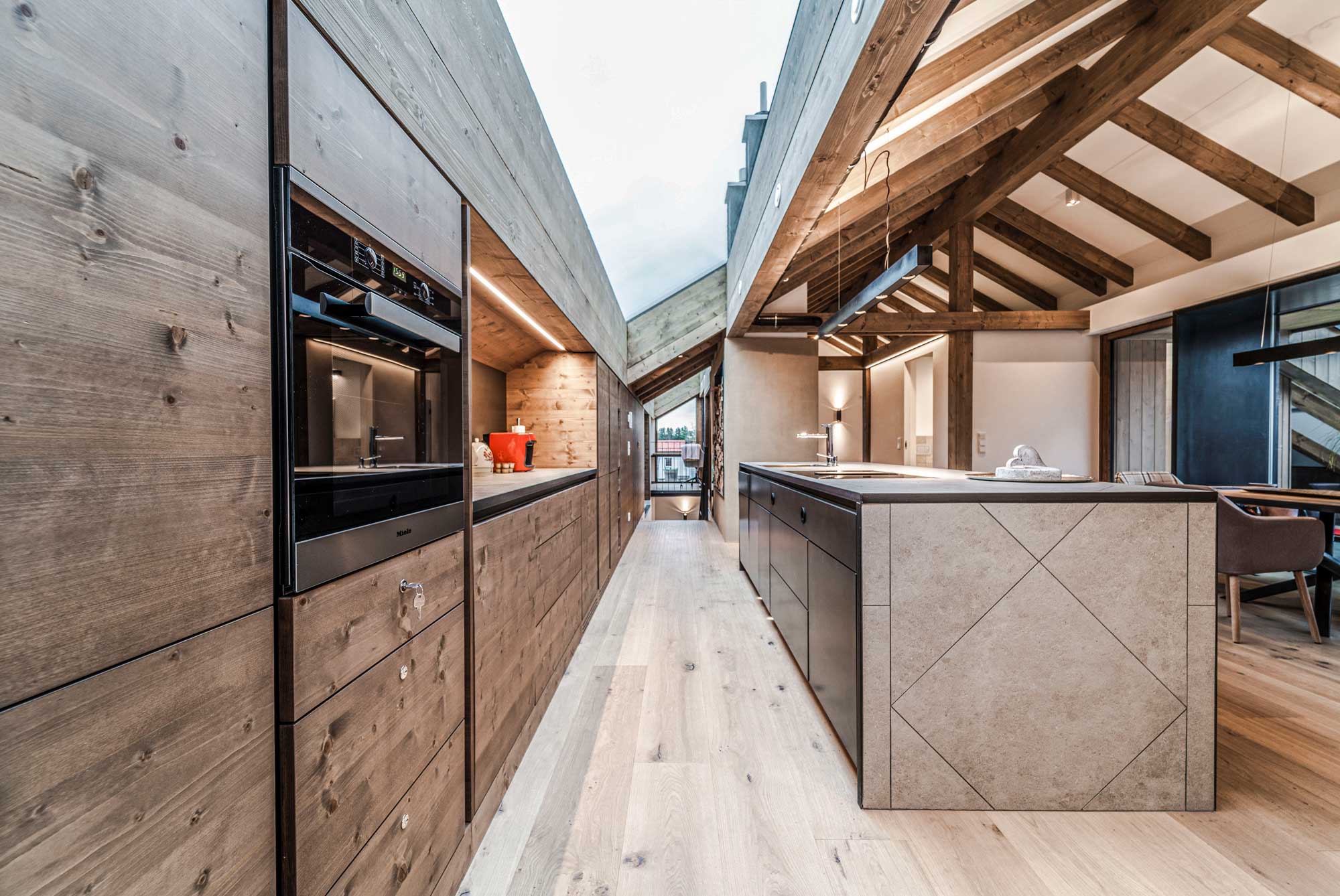Moderne Küche aus Holz | Freistehender Küchenblock | Ferienwohnung Architektur in Bayern