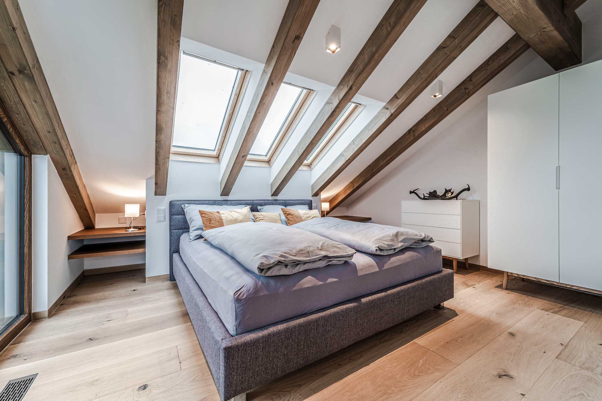 Schlafzimmer mit Dachschräge und Dachfenster | Architektur in Oberbayern