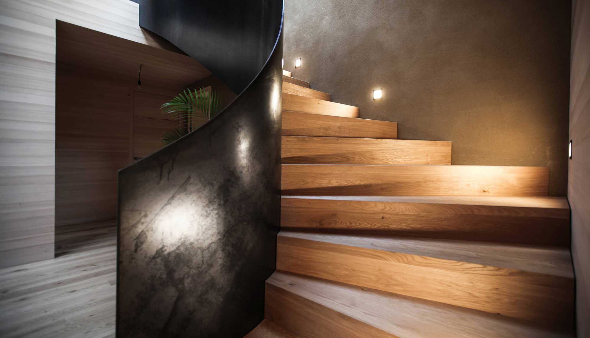 Treppe aus Schwarzstahl und Holz | Ökologisch Haus bauen | Inspiration Architektur
