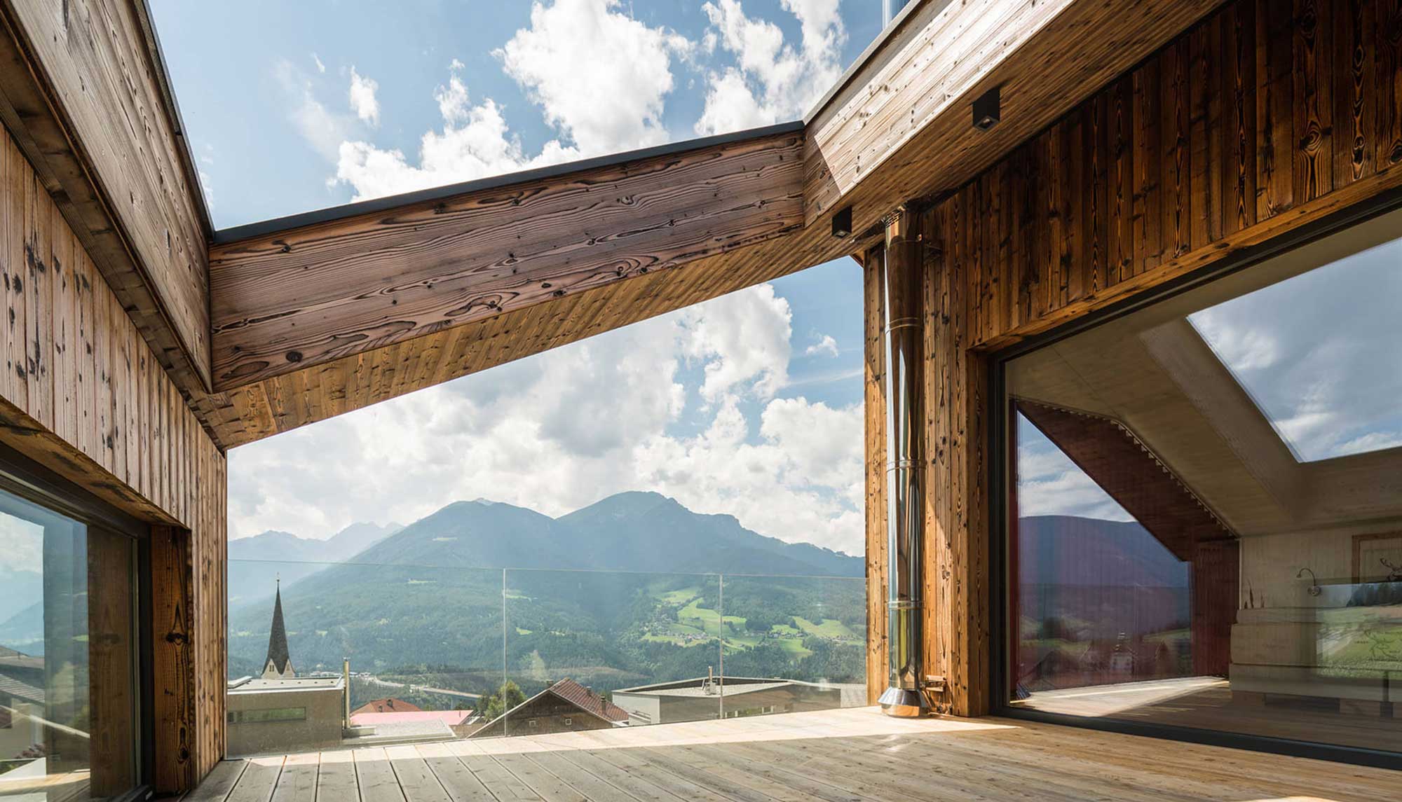 Ausblick von Terrasse Einfamilienhaus auf Berge und Dorf | Architekturhäuser | Planung Architekturbüro SNOW Tirol und Kärnten