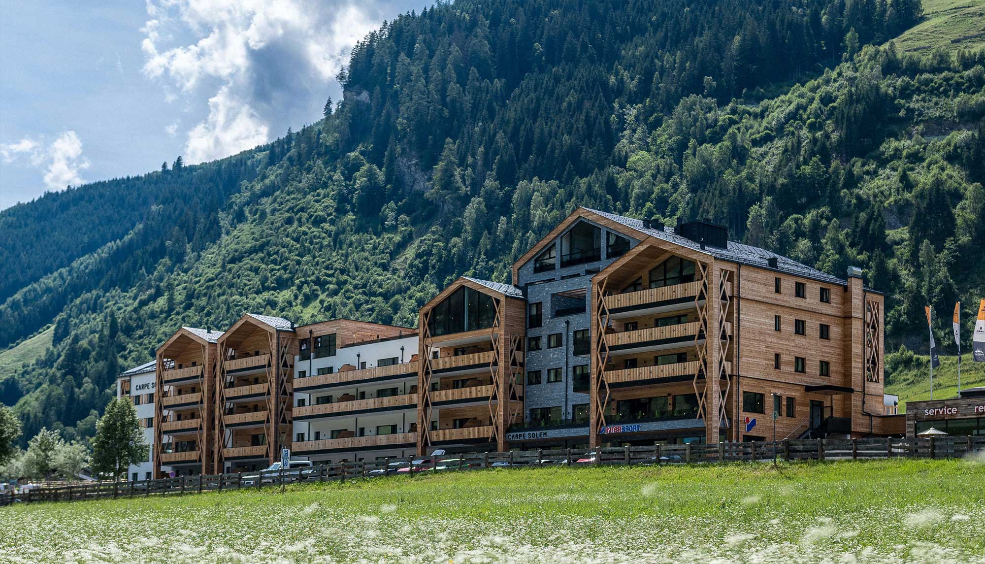 Hotel Ansicht von vorne | Architektur Planung | Kombination von Holz und Stein
