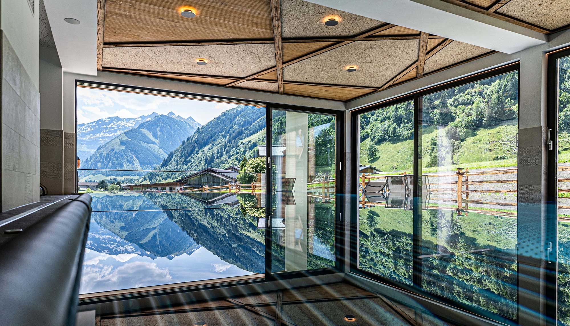 Schwimmbad mit Ausblick auf Berlandschaft | Architekt Hotel Salzburg | Hotel mit Apartments