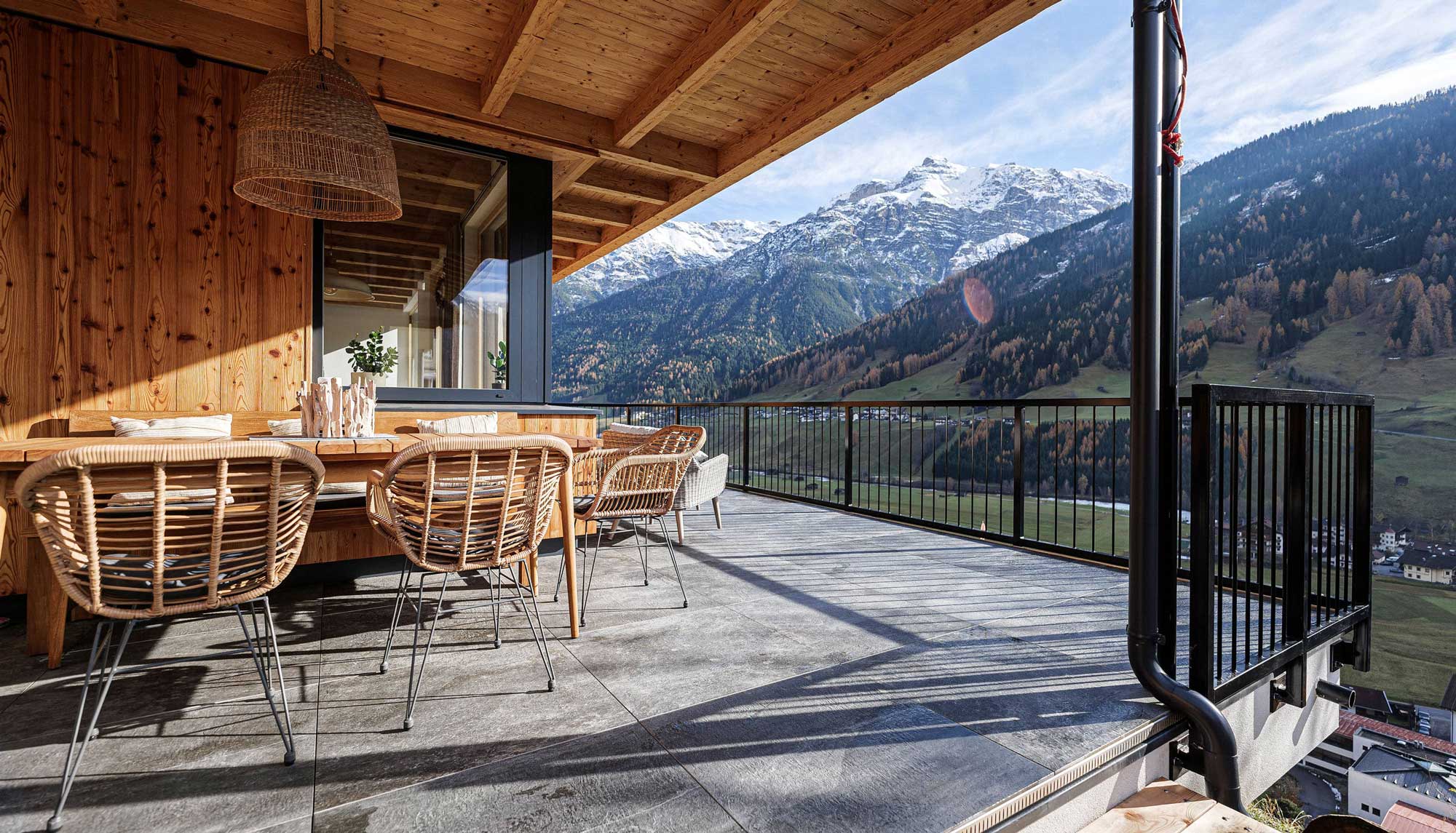 Terrasse mit Ausblick auf Berge | Doppelhaus Innsbruck Land | Architektenhäuser