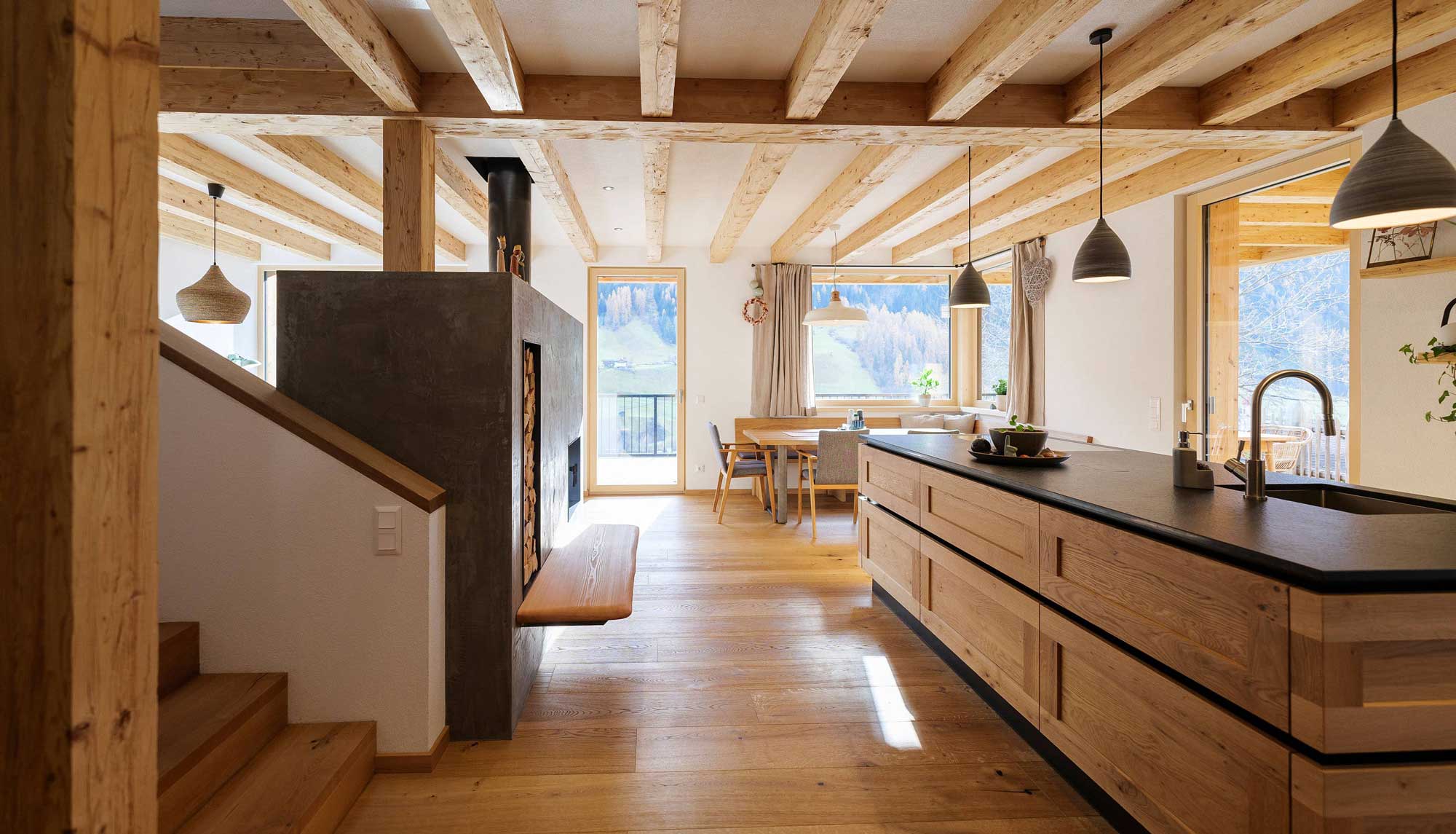 Küchenblock aus Holz mit schwarzer Platte | Doppelhaus planen | Architekturbüro Tirol und Kärnten
