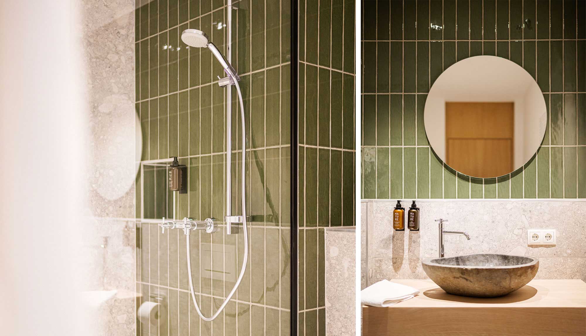 Badezimmer Design mit grünen Fliesen und Marmor Waschbecken | Innenarchitekt Tirol