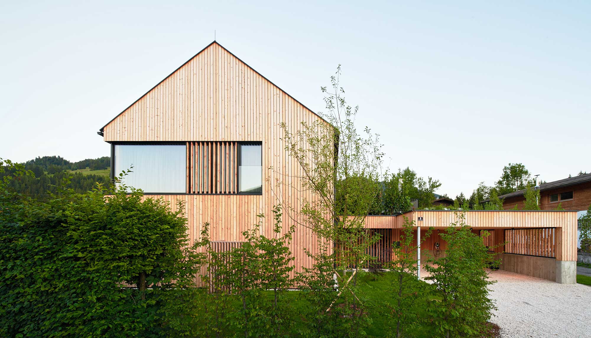 Holzbau Projekt - Ansicht von Straße - Haus im Grünen - Architektenhäuser