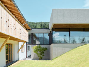 Nord – fertiger Hof Projekt Nord in Patsch – Innenhof mit Sichtbeton und Holzfassade