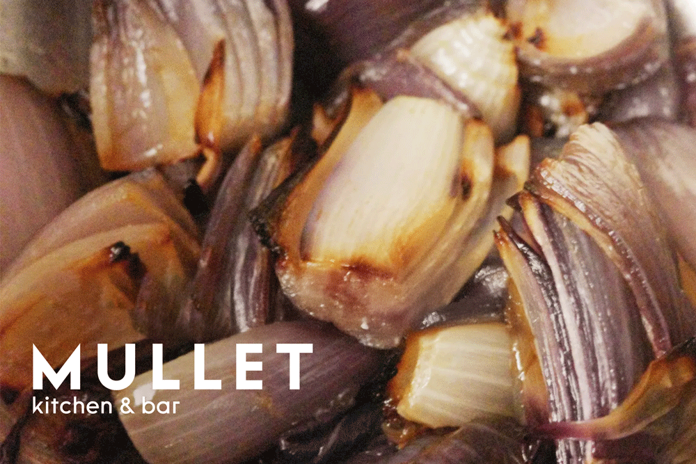 Kampagnensujet Mullet: Nahaufnahme gerösteter roter Zwiebeln mit dem Claim „Not Perfect — Just MULLET"