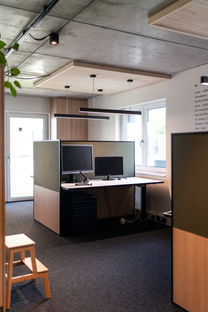 Höhenverstellbarer Arbeitsplatz mit zwei Bildschirmen im Büro in Moosburg