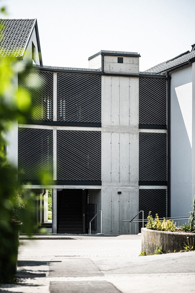 Eingangsbereich des Bürogebäudes in der Klagenfurter Straße in Moosburg