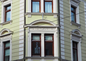 Altbaufassade in der Andreas-Hofer-Straße 40 in Innsbruck–Wilten mit Fensterbeschriftung „SNOW Architektur Co.Lab"