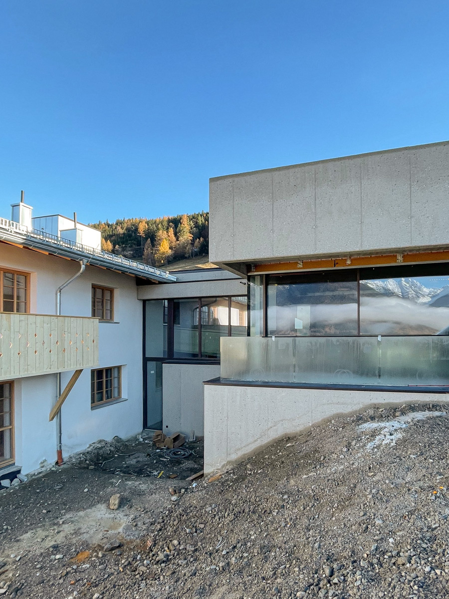Baustelle Nord in Patsch – Zubau aus Sichtbeton neben dem Bestandsgebäude